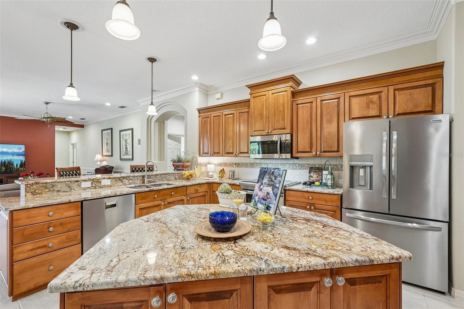 Large kitchen island - 403 LANSBROOK DR, VENICE