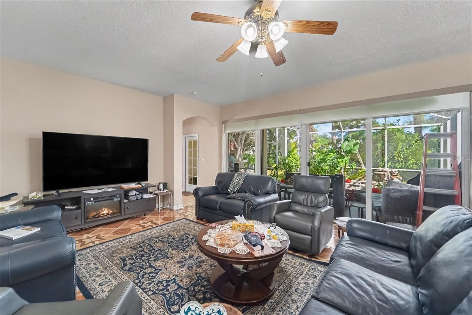Single Family Residence at 10409 CANARY ISLE DR, TAMPA, photo 9 of 23