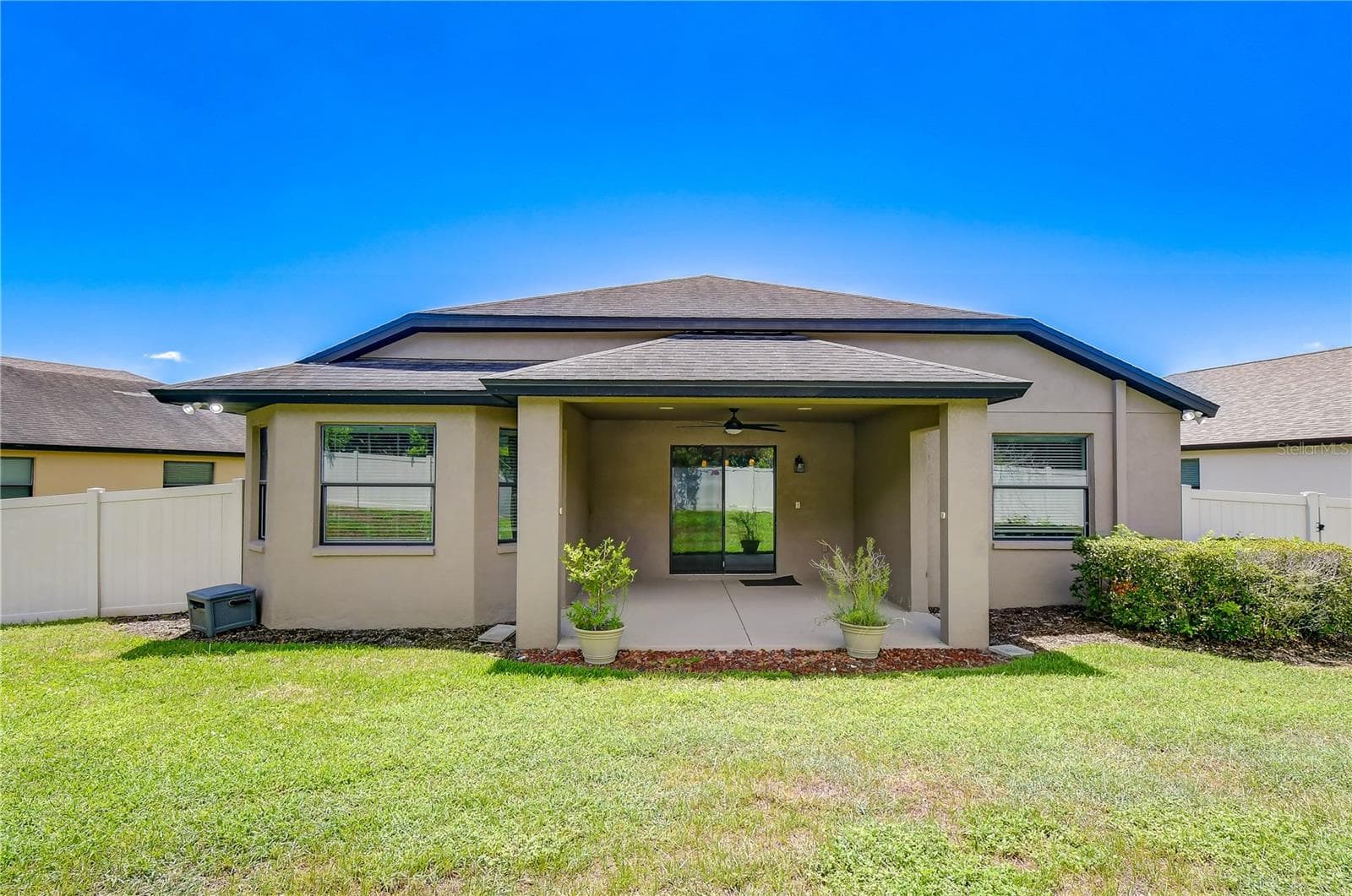 Welcoming entry creates an inviting first impression - 826 VINO VERDE CIR, BRANDON