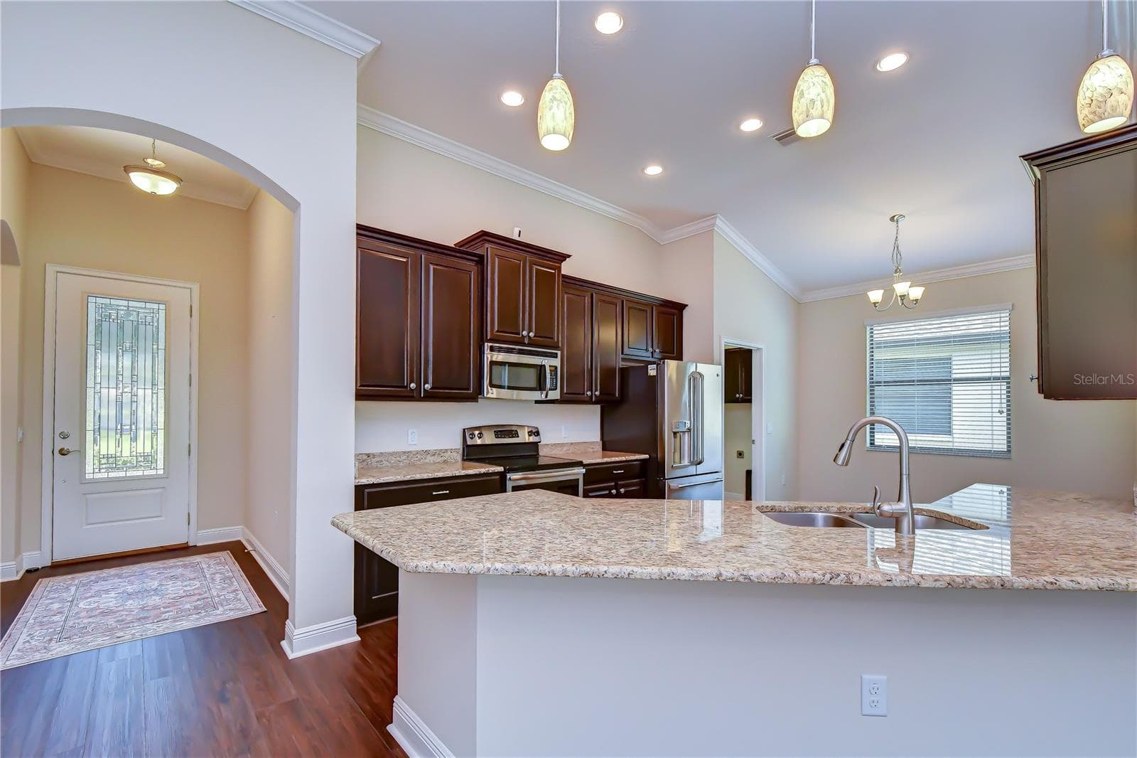 Light-filled entry opens to the home's spacious and inviting floor plan - 826 VINO VERDE CIR, BRANDON