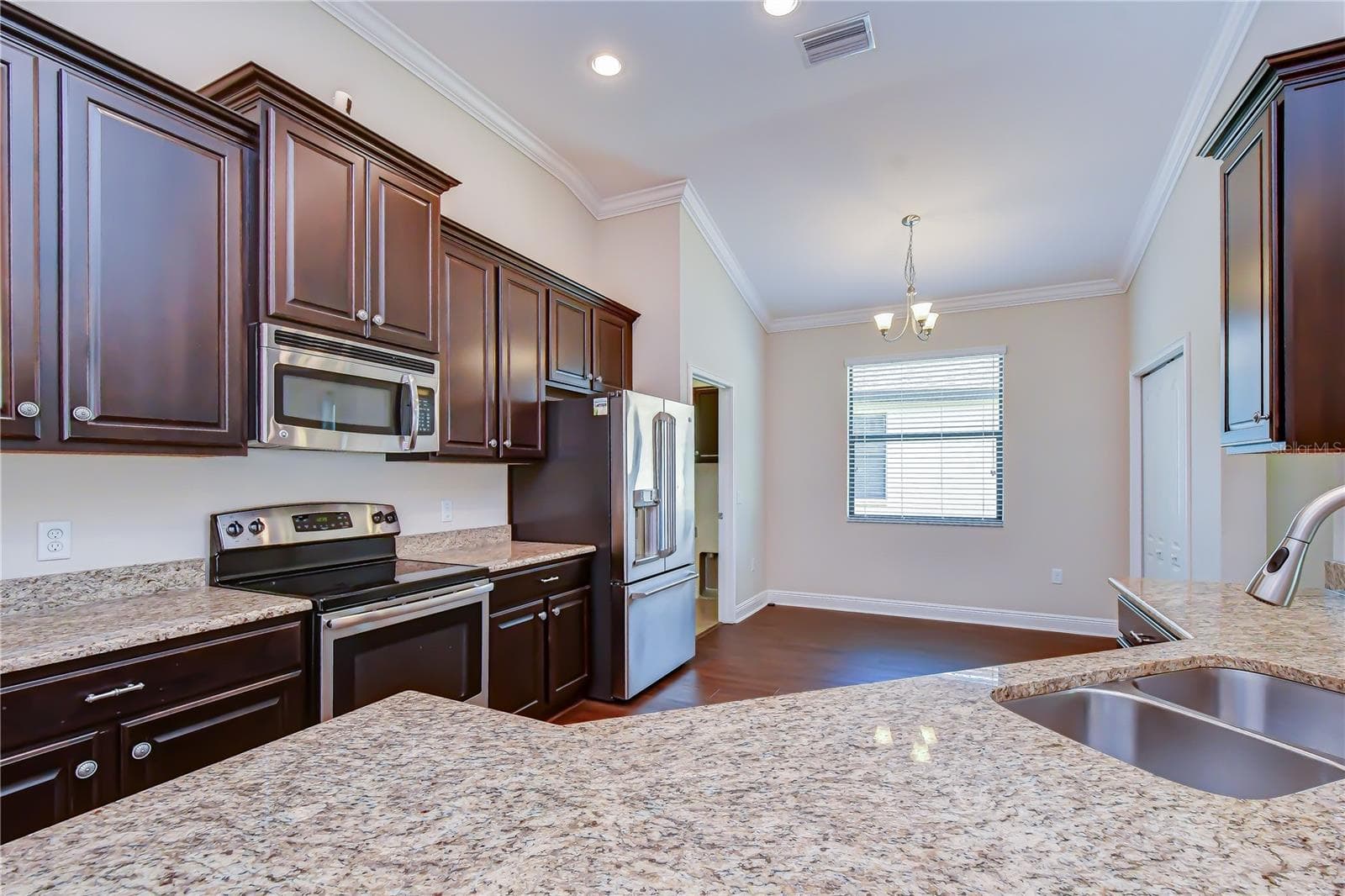 Beautifully appointed kitchen designed for both cooking and entertaining - 826 VINO VERDE CIR, BRANDON