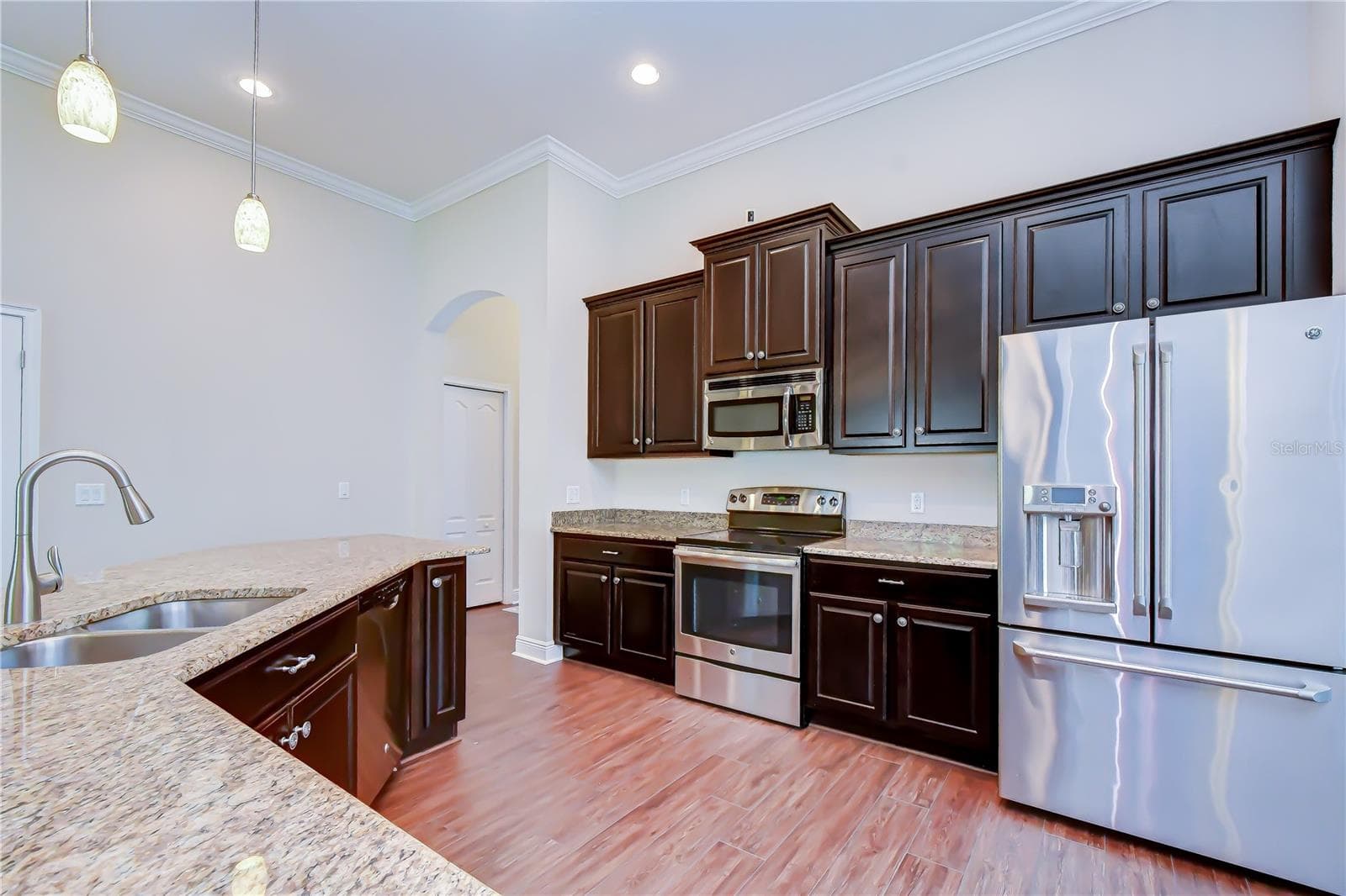 Durable granite surfaces provide generous workspace - 826 VINO VERDE CIR, BRANDON