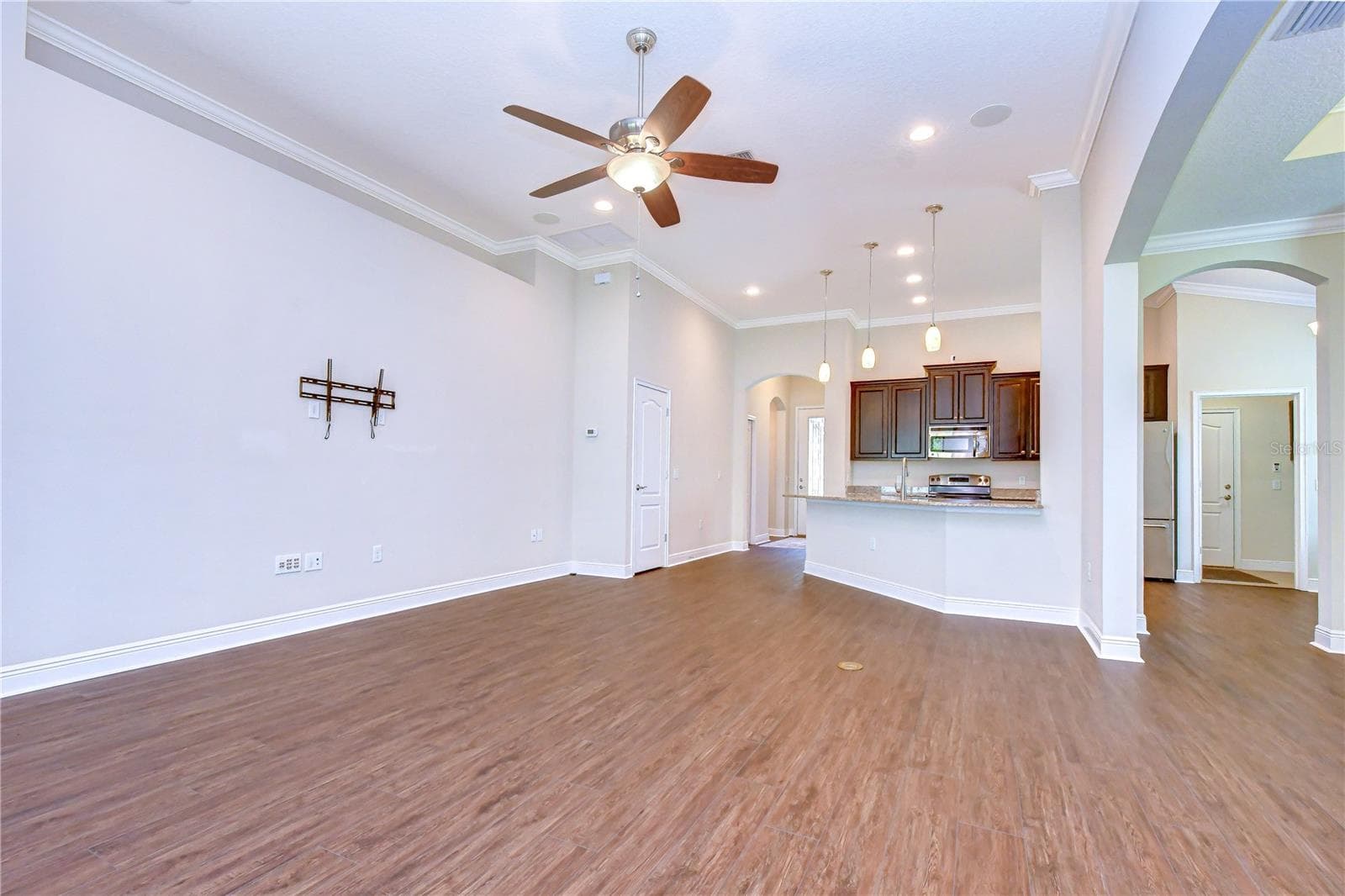 Open connection keeps the kitchen integrated with the main living space - 826 VINO VERDE CIR, BRANDON