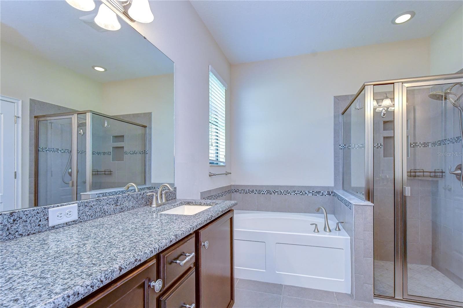 Beautifully appointed bath features dual vanities, granite countertops, soaking tub, and separate showe - 826 VINO VERDE CIR, BRANDON