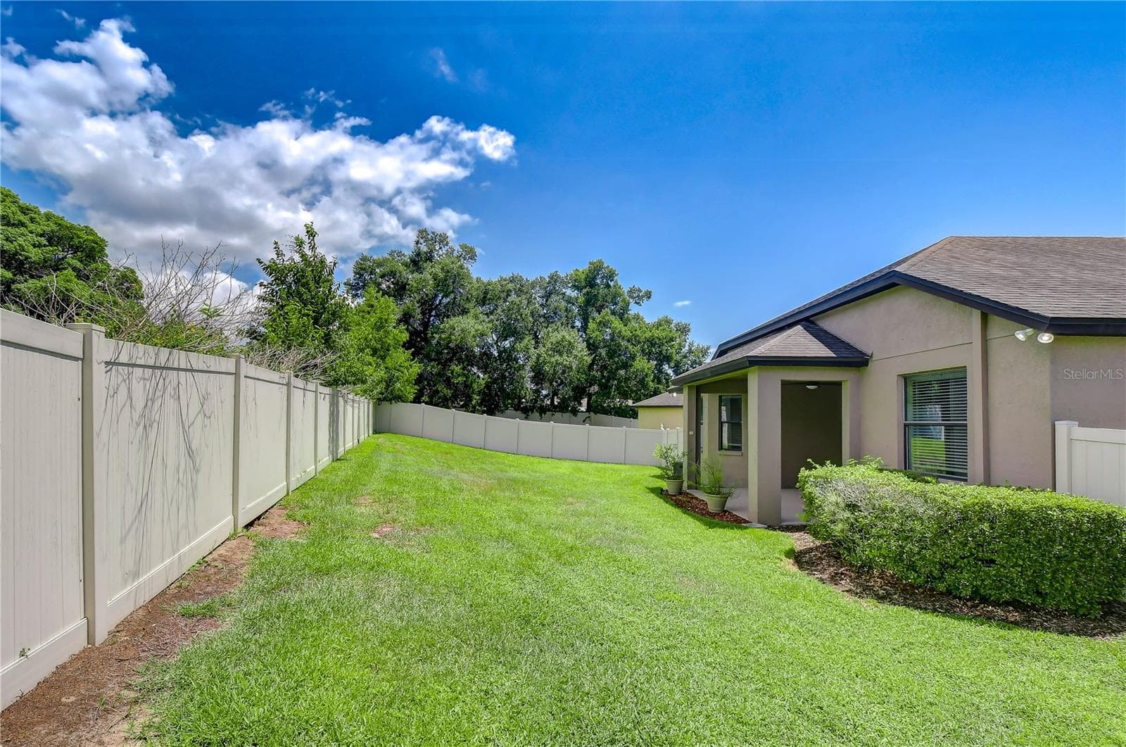 Private fenced setting is ideal for pets, play, gardening, and entertaining - 826 VINO VERDE CIR, BRANDON