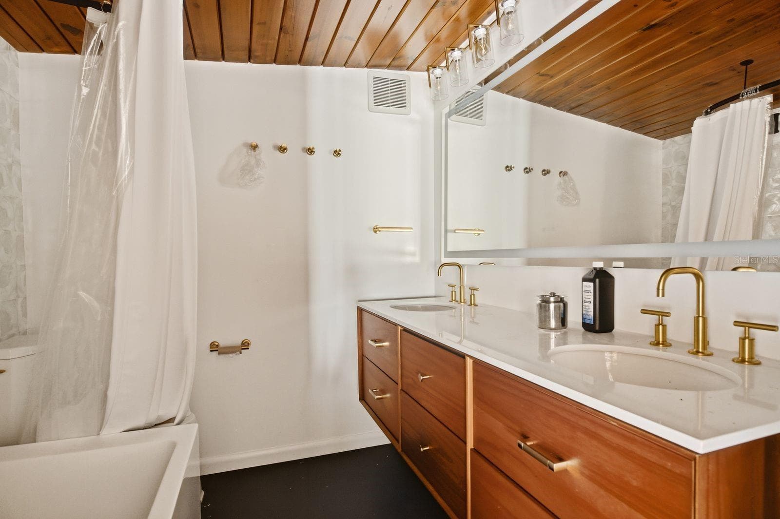 Single Family Residence at 31 DOLPHIN DR, TREASURE ISLAND, photo 11 of 39