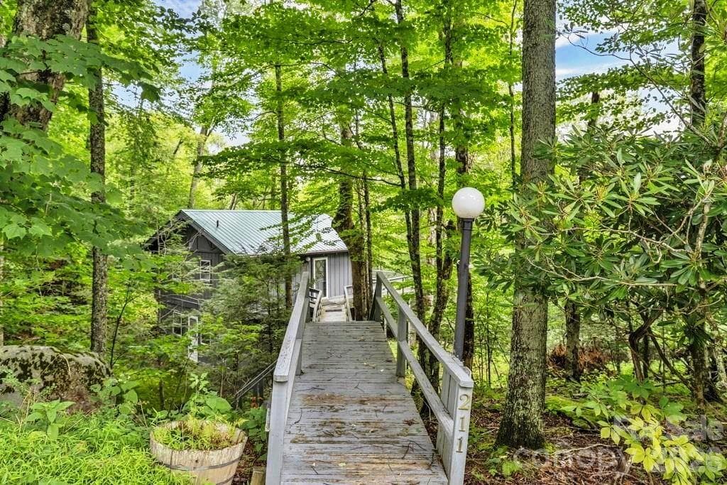 211 Foxgrape Hollow