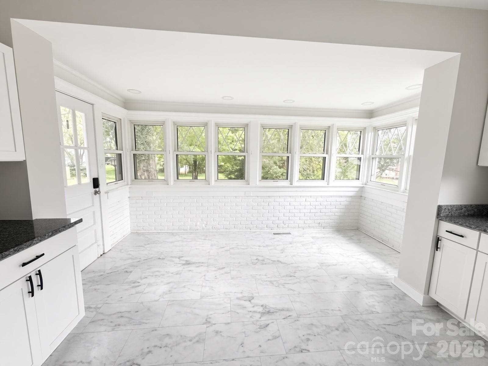 breakfast area - 2709 N Main Avenue, Newton