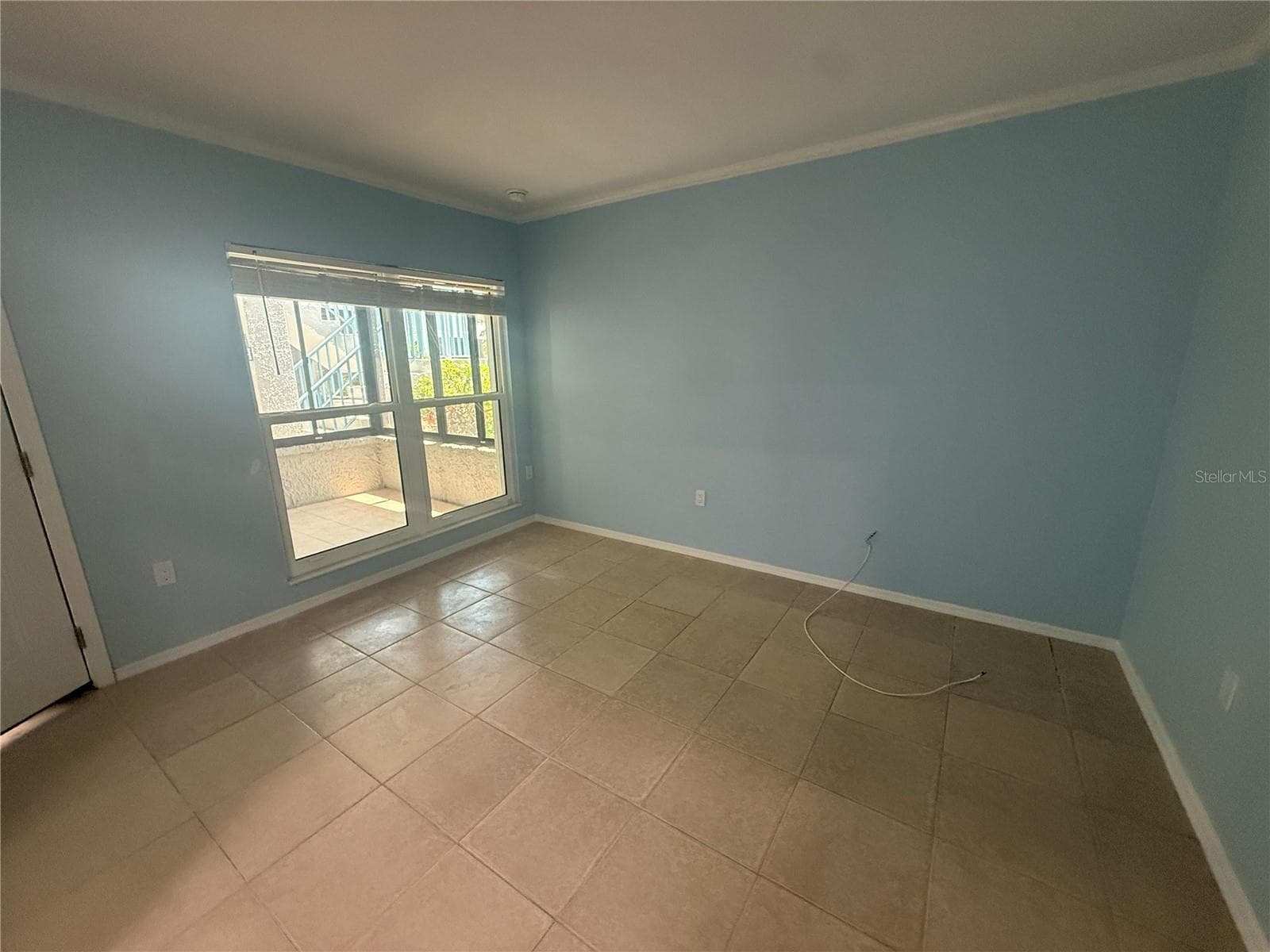 Living room w/ crown molding - 179 MEDALLION BLVD #D, MADEIRA BEACH