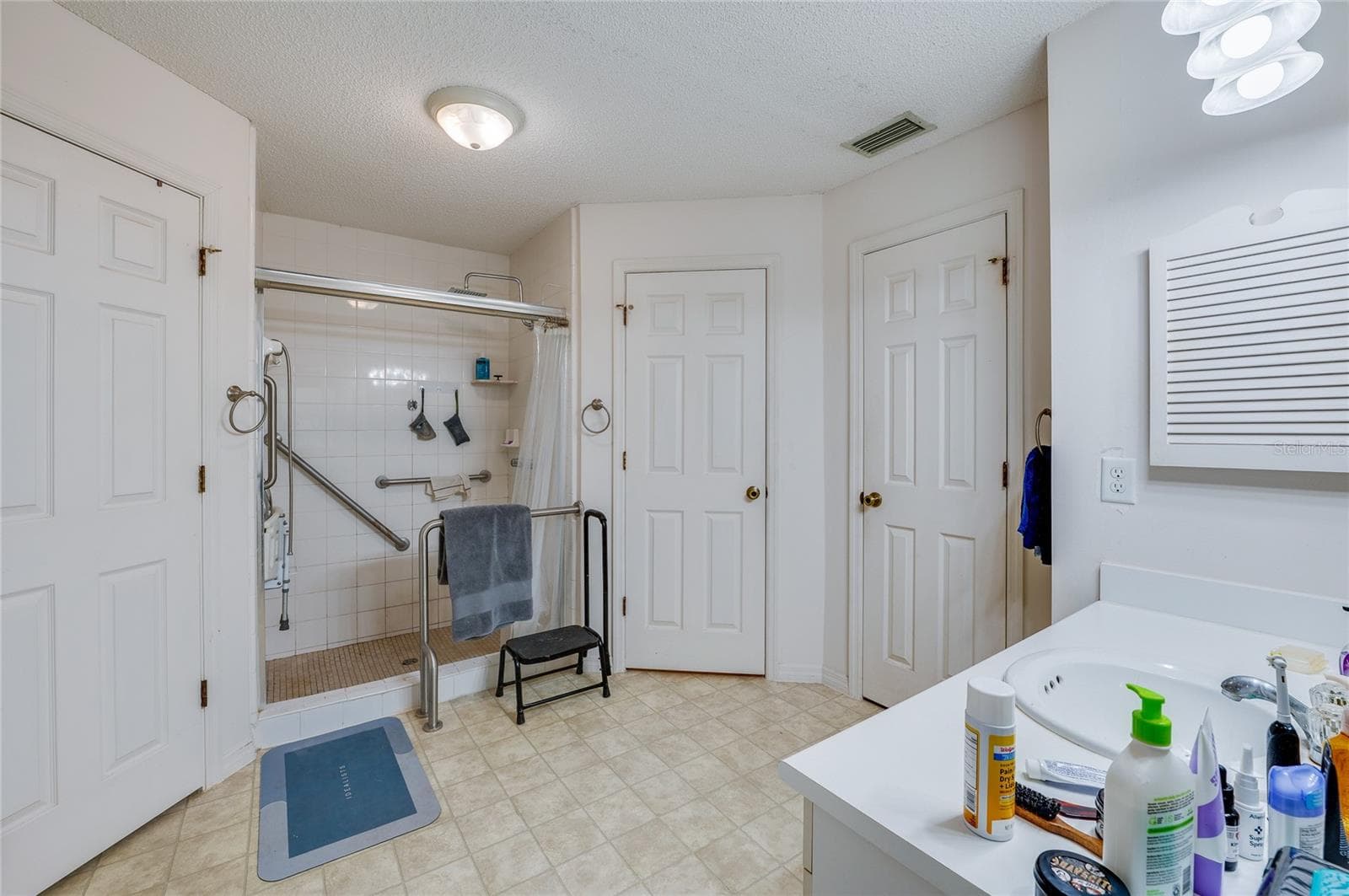 Master Bathroom with 2 walk-in closets - 1040 W VILLAGE GREEN RD, DELAND