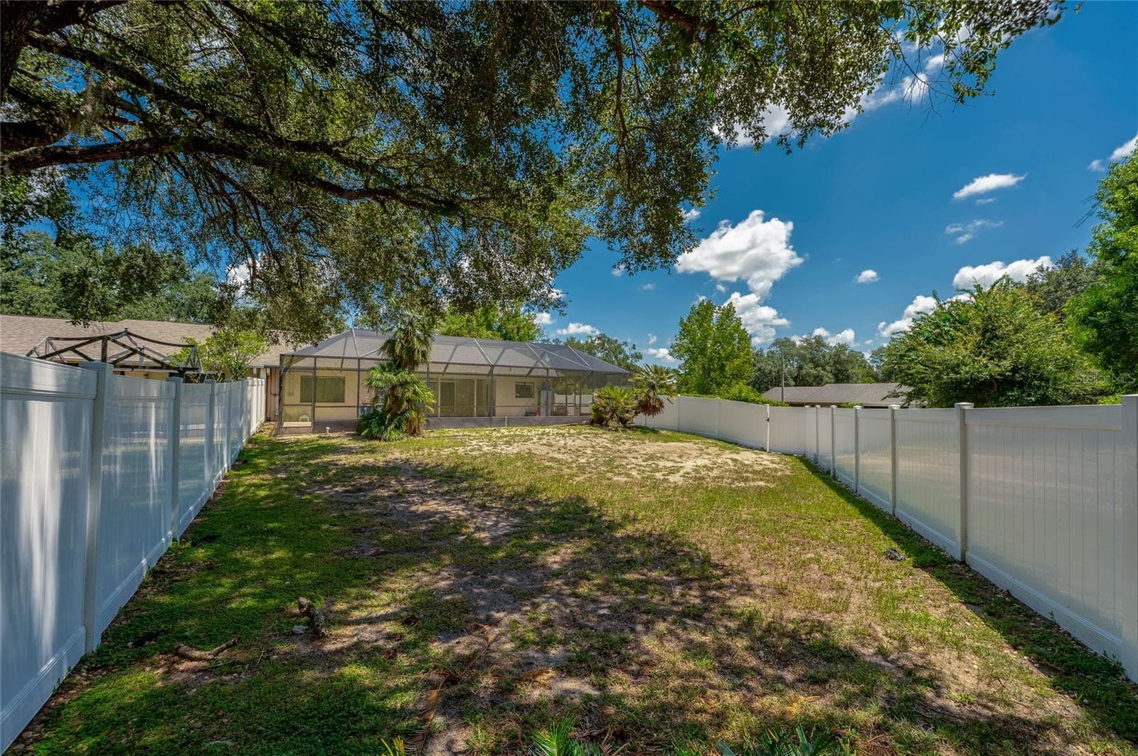 Large backyard - 1040 W VILLAGE GREEN RD, DELAND