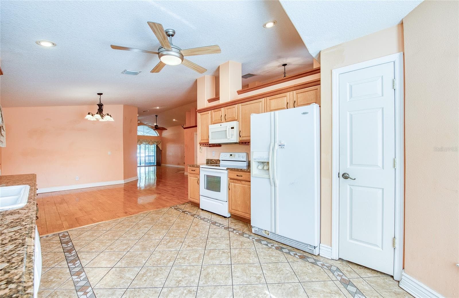 Kitchen. (4) - 1150 OAKWOOD DR, DUNEDIN