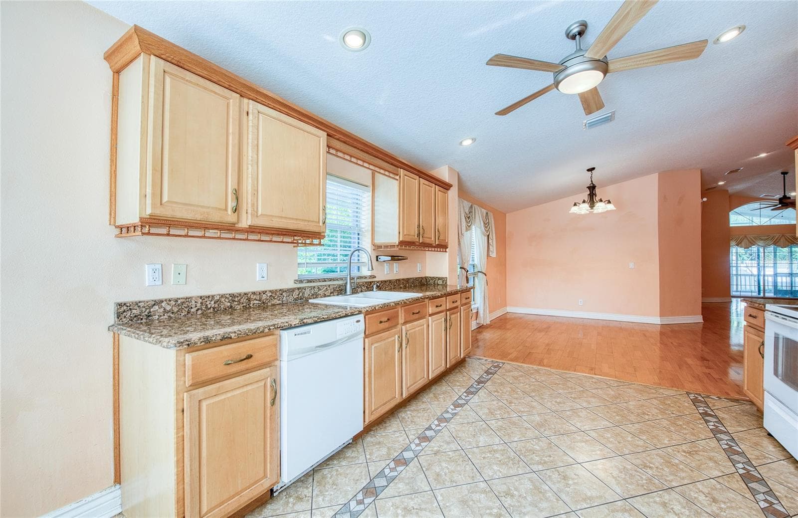 Kitchen. (5) - 1150 OAKWOOD DR, DUNEDIN