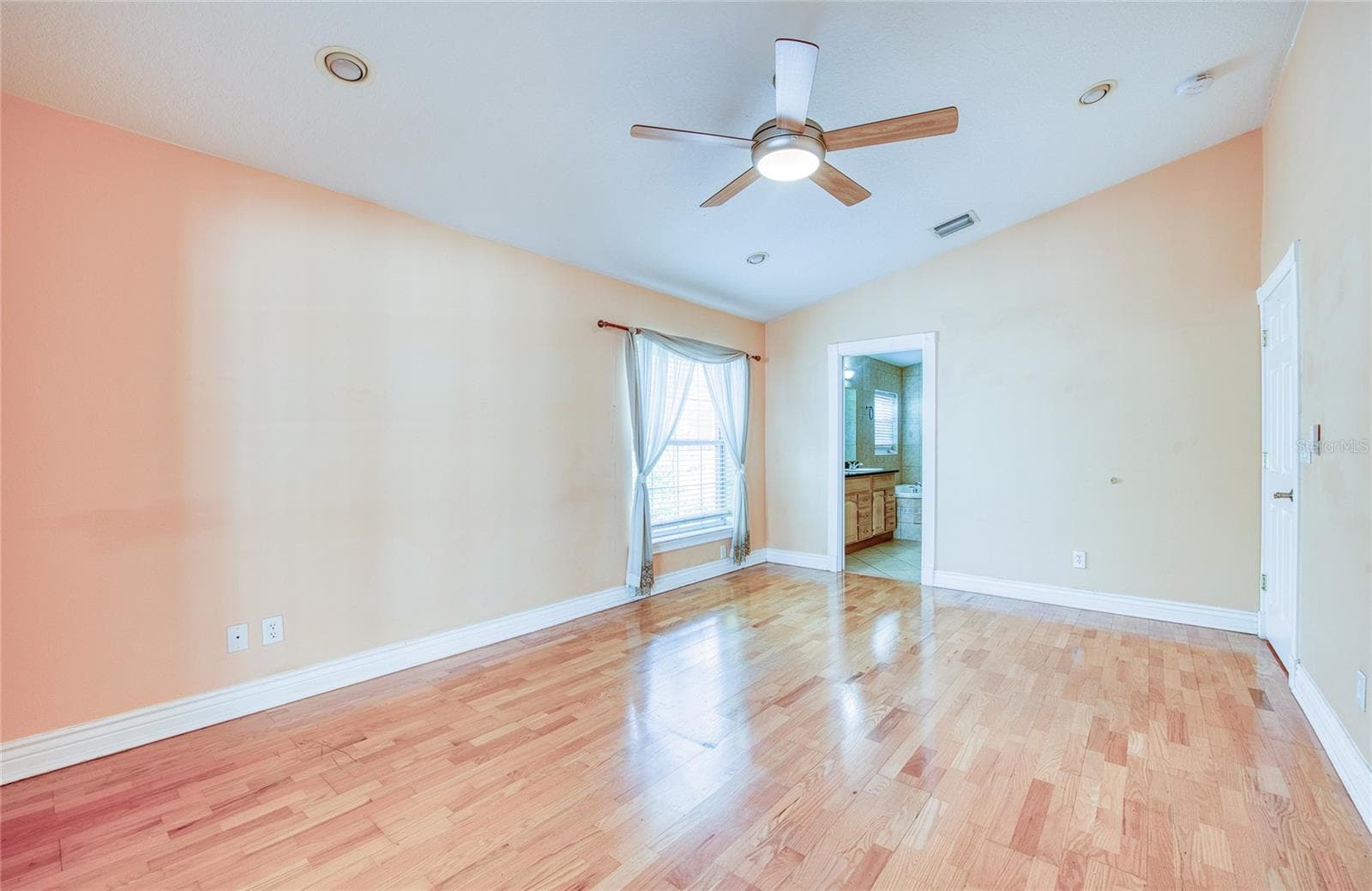 Master bedroom. (1) - 1150 OAKWOOD DR, DUNEDIN