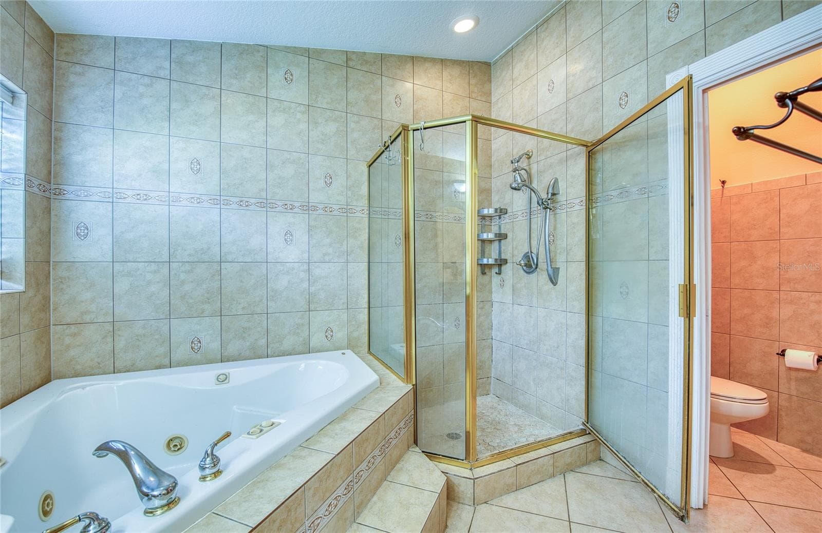 Master bathroom. (2) - 1150 OAKWOOD DR, DUNEDIN