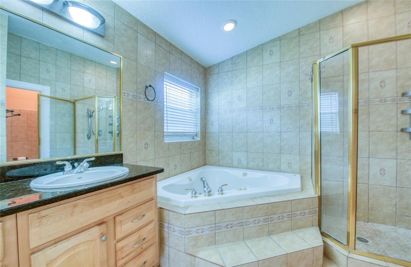 Master bathroom. (3) - 1150 OAKWOOD DR, DUNEDIN