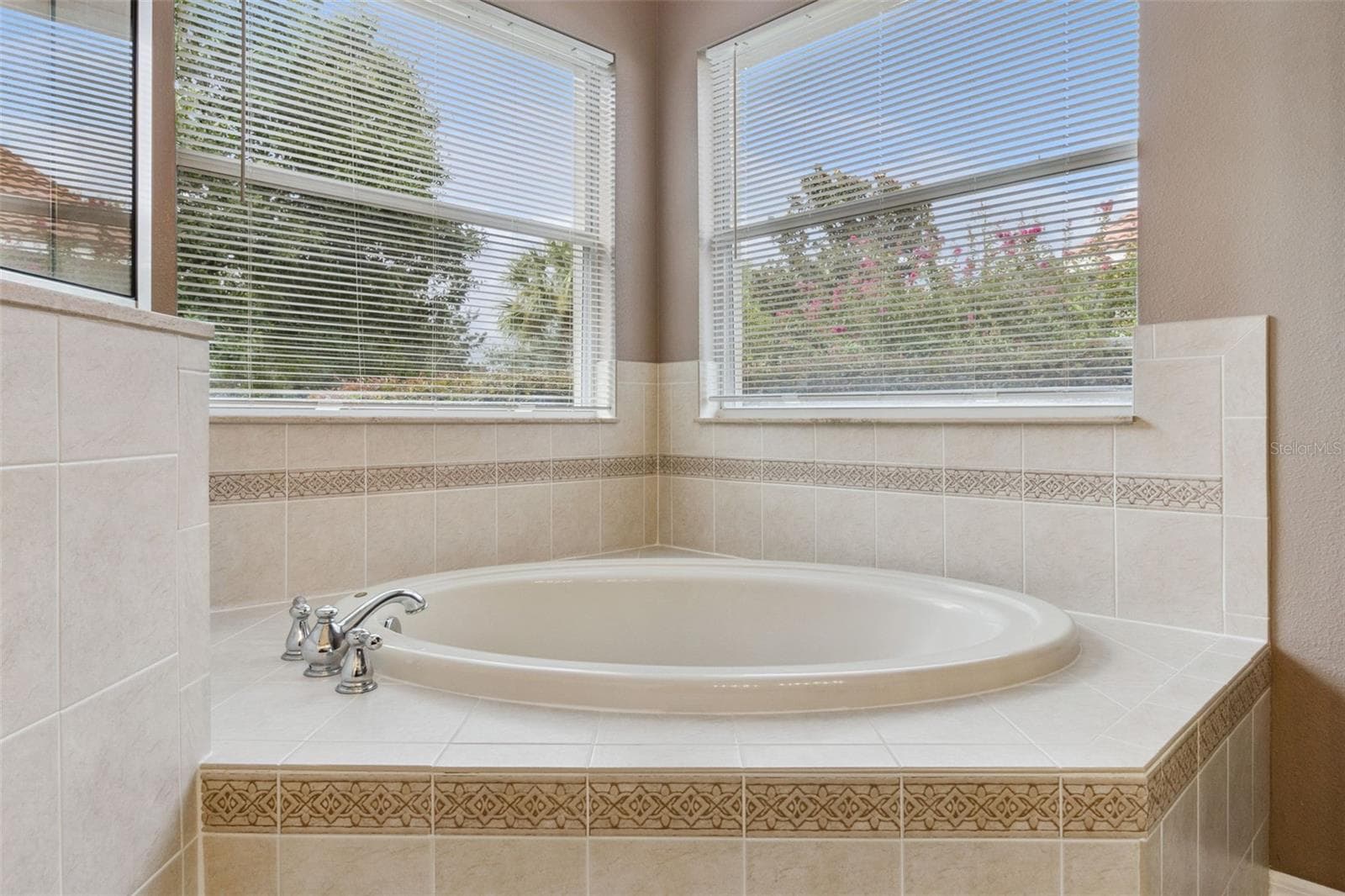 Large Soaking Tub - 1742 ALTAVISTA CIRCLE CIR, LAKELAND