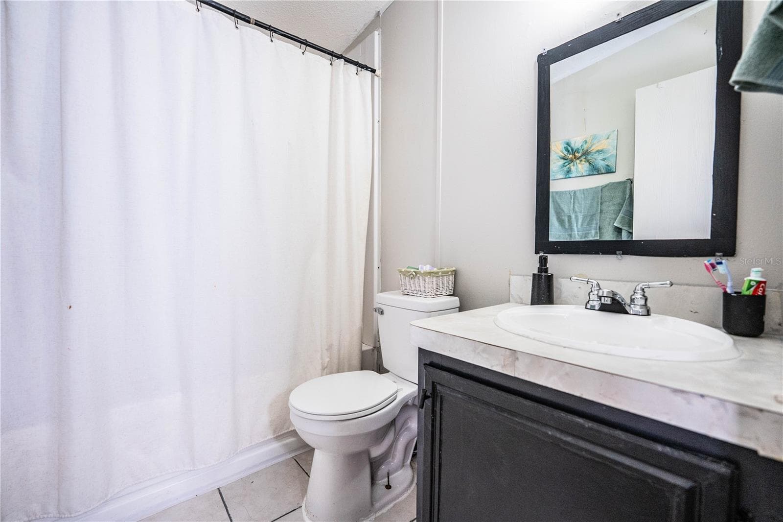 guest bathroom - 487 LINDSEY DR, LAKELAND