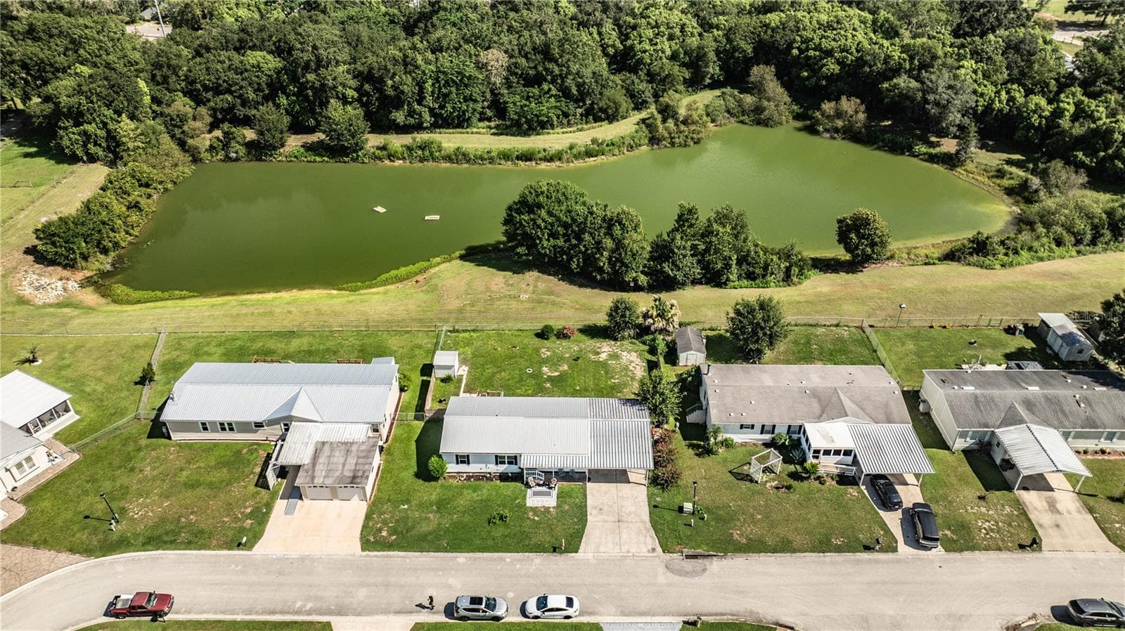 aerial with pond - 487 LINDSEY DR, LAKELAND