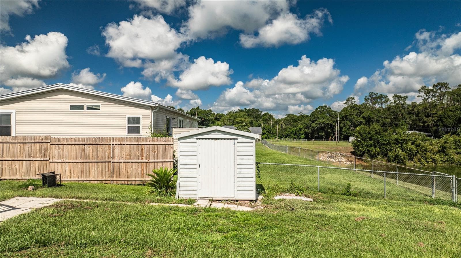 back yard with shed - 487 LINDSEY DR, LAKELAND
