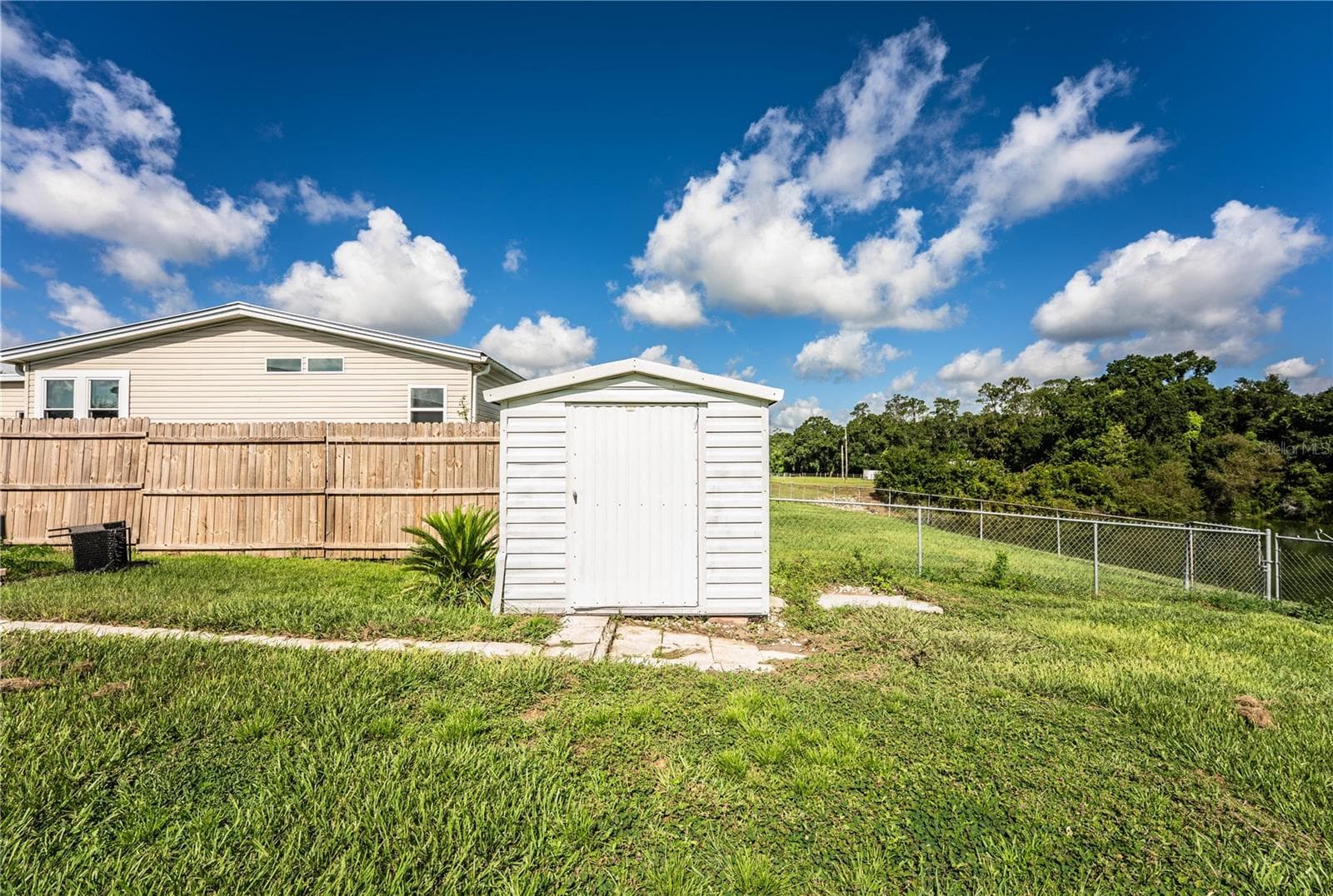 back yard with shed - 487 LINDSEY DR, LAKELAND