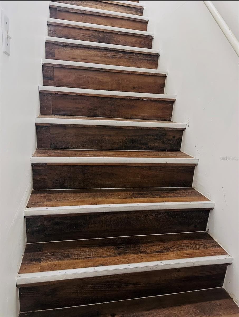 Stairs behind garage - 31109 DEAL DR, MOUNT PLYMOUTH