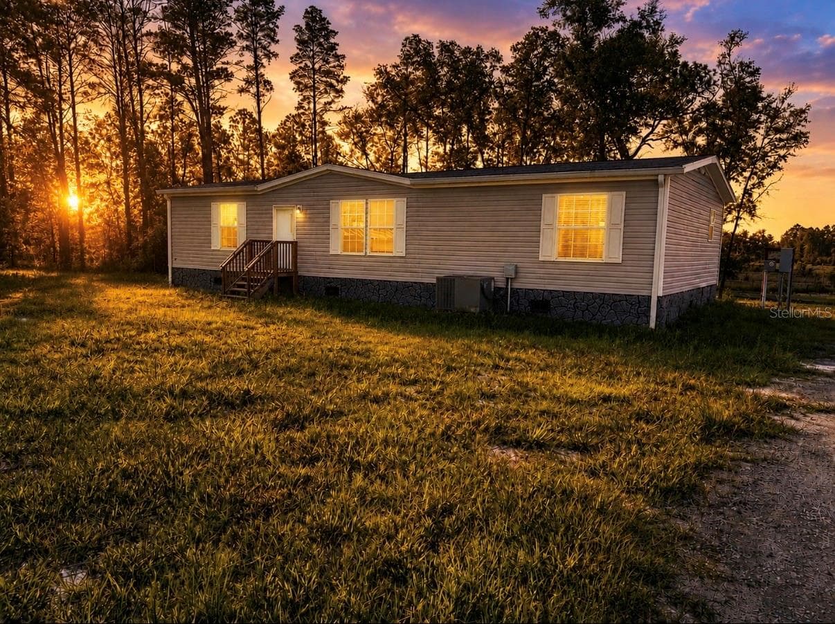 Manufactured Home at 79 NE 91ST ST, BRANFORD, photo 2 of 43