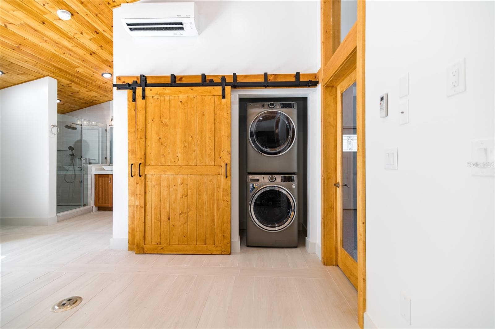 Sliding barn doors with storage and washer/dryer - 6757 AMANDA VISTA CIR, LAND O LAKES