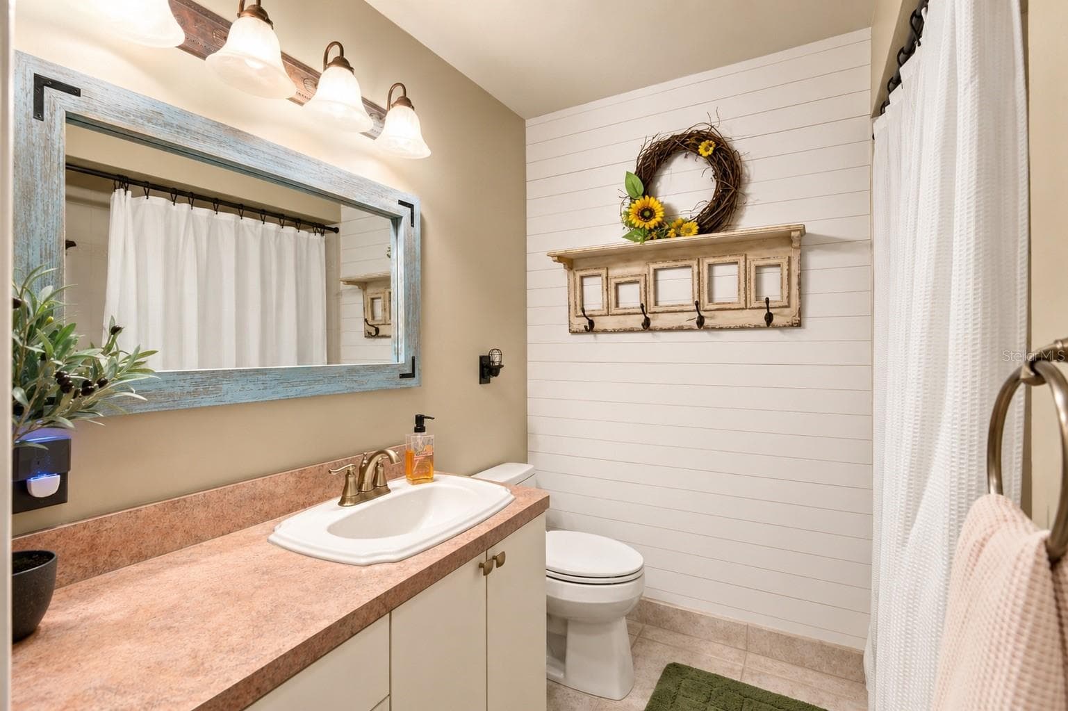 Guest bathroom #1 - 23458 CROOM RD, BROOKSVILLE