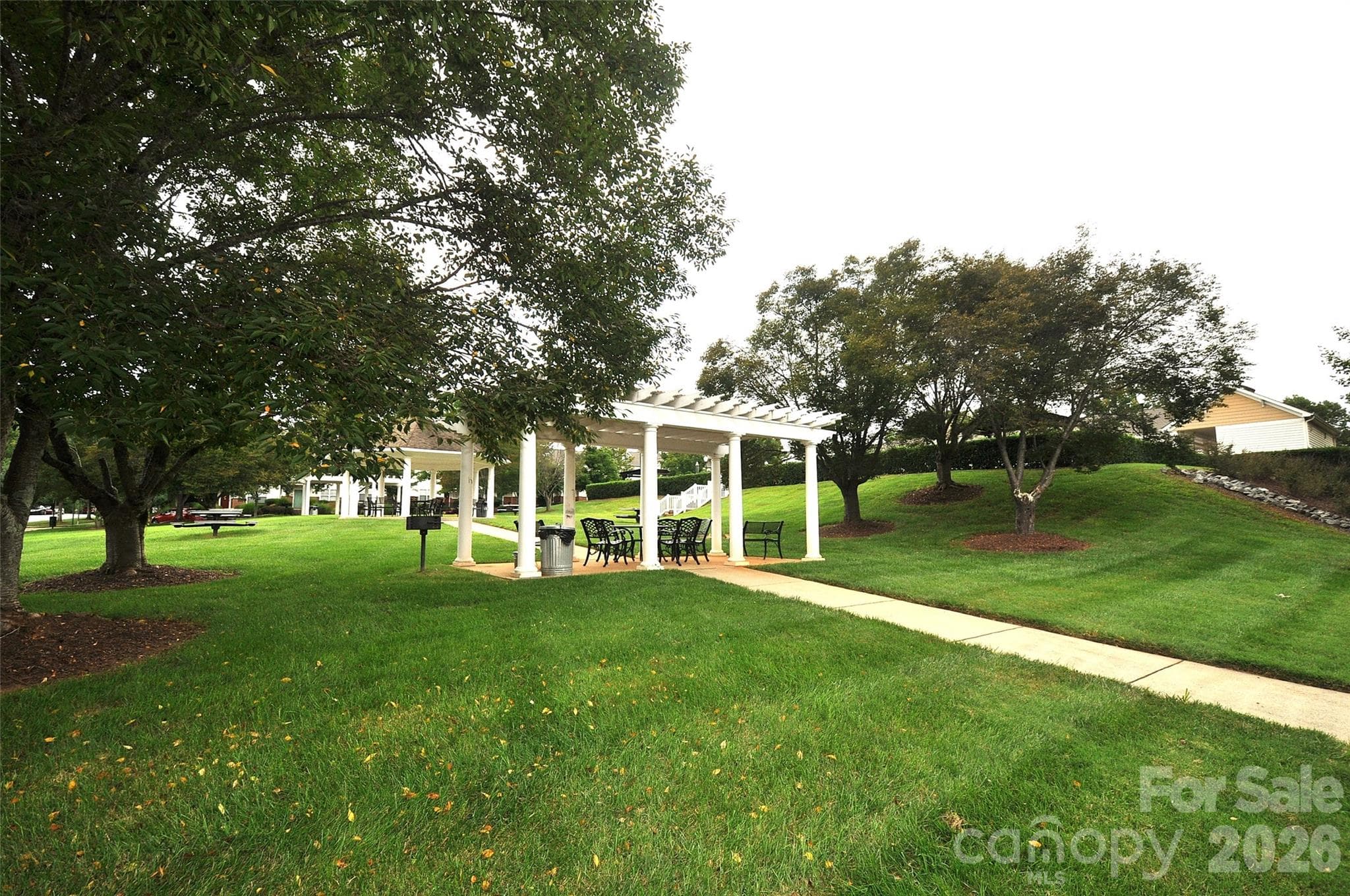 Beautiful green space for picnics and enjoying time with friends and family - 16648 E Amberside Road, Cornelius