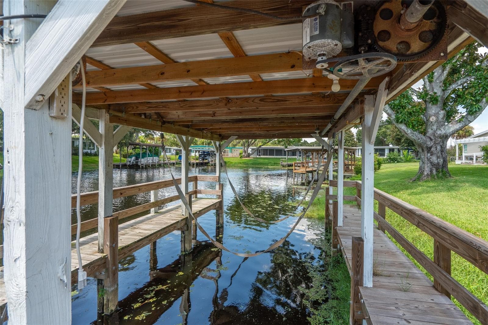 Covered dock with lift - 1021 HILLTOP RD, TAVARES