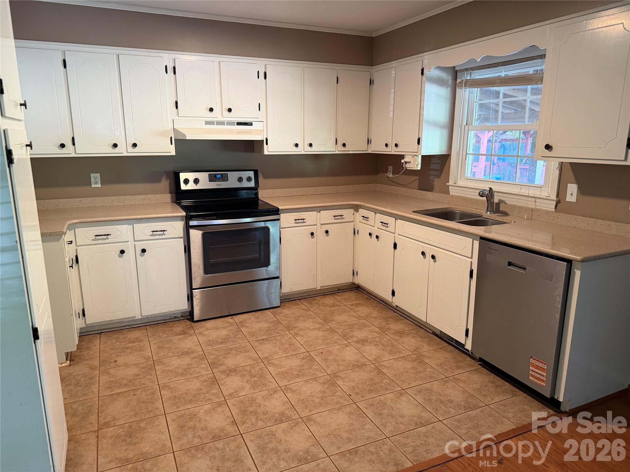 Single Family Residence at 320 Amhurst Drive, Kings Mountain, photo 7 of 24