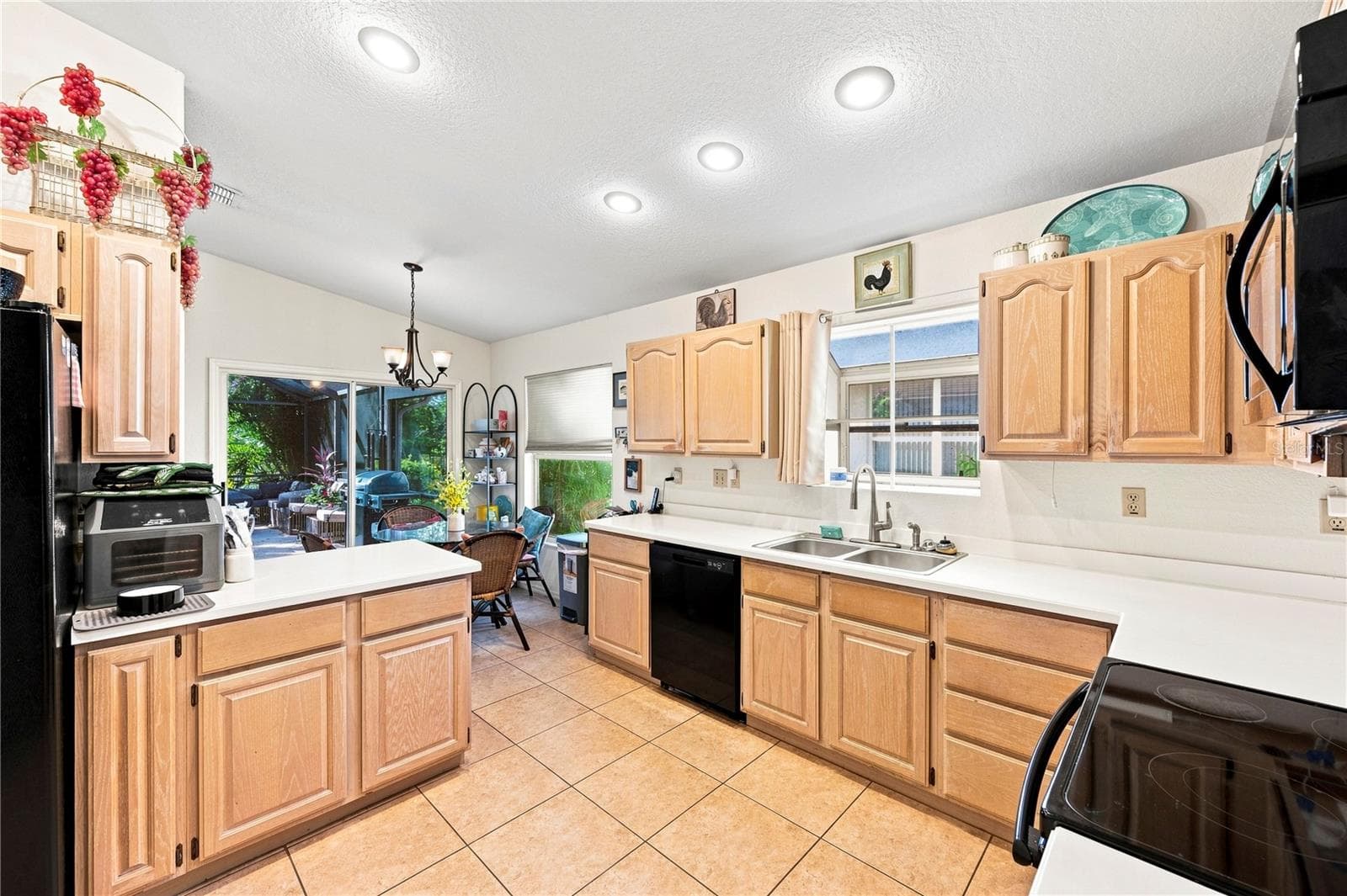 Single Family Residence at 1469 RIVERDALE DR, OLDSMAR, photo 19 of 60