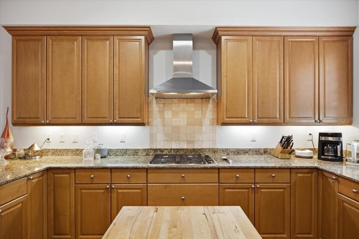 Townhouse at 114 E DAVIS BLVD #8, TAMPA, photo 3 of 52