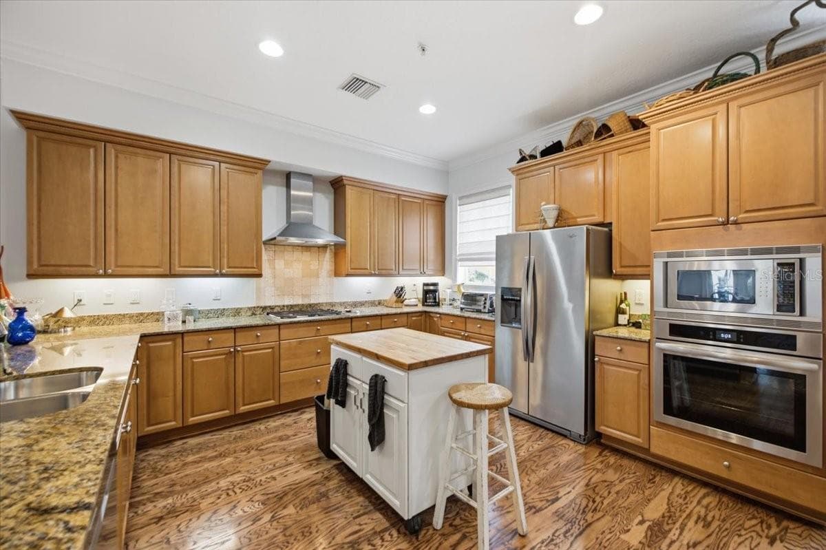 Townhouse at 114 E DAVIS BLVD #8, TAMPA, photo 4 of 52