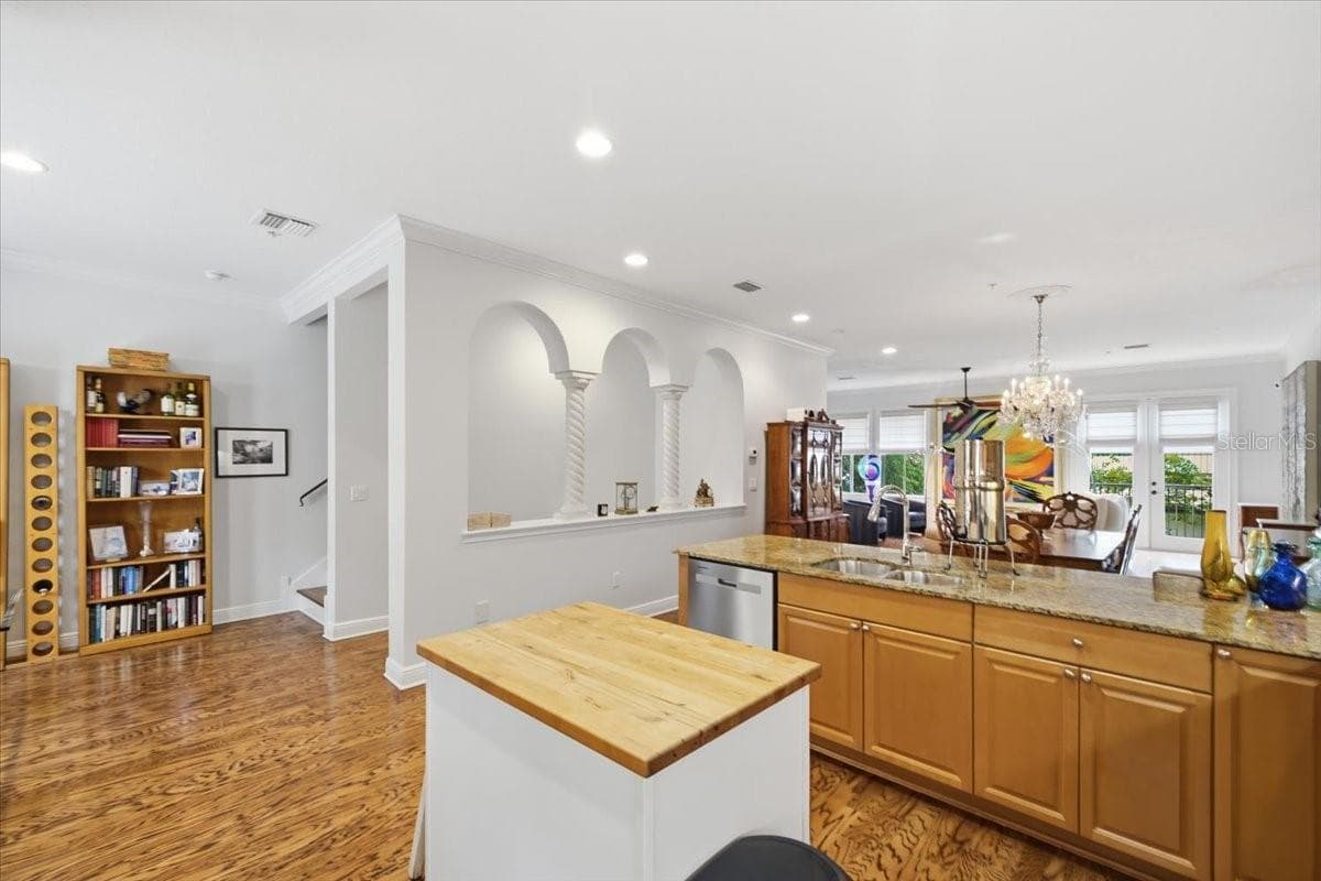 Townhouse at 114 E DAVIS BLVD #8, TAMPA, photo 5 of 52