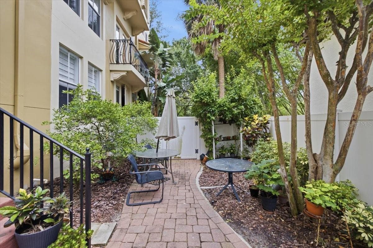 Townhouse at 114 E DAVIS BLVD #8, TAMPA, photo 40 of 52