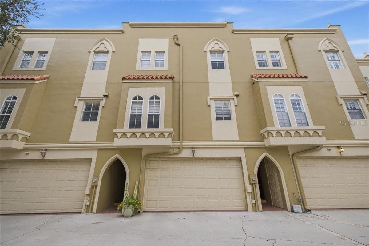Townhouse at 114 E DAVIS BLVD #8, TAMPA, photo 42 of 52
