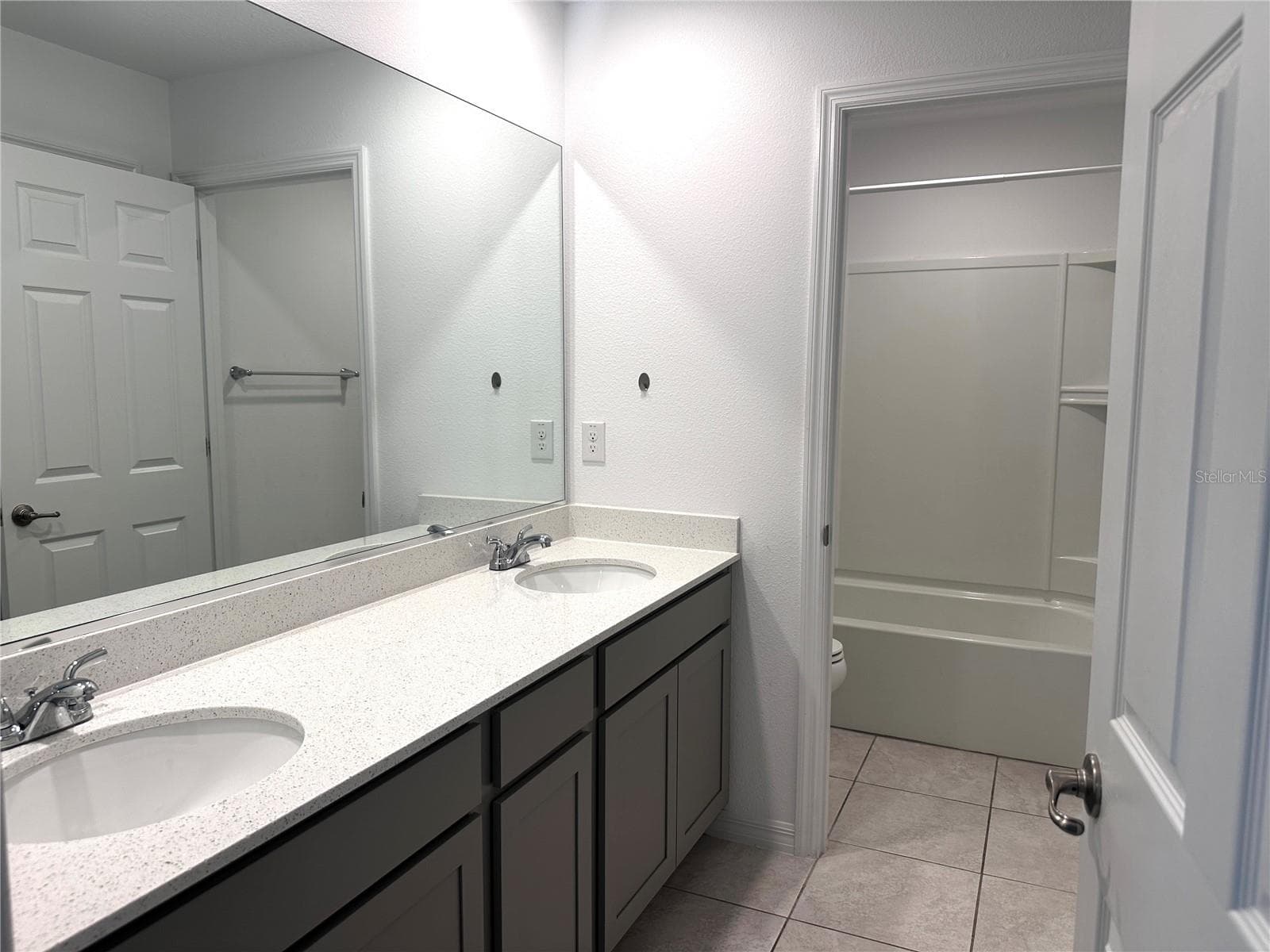 upstairs bathroom w/ dbl vanity and separate tub/shower combo - 7580 SW 63RD LANE RD, OCALA