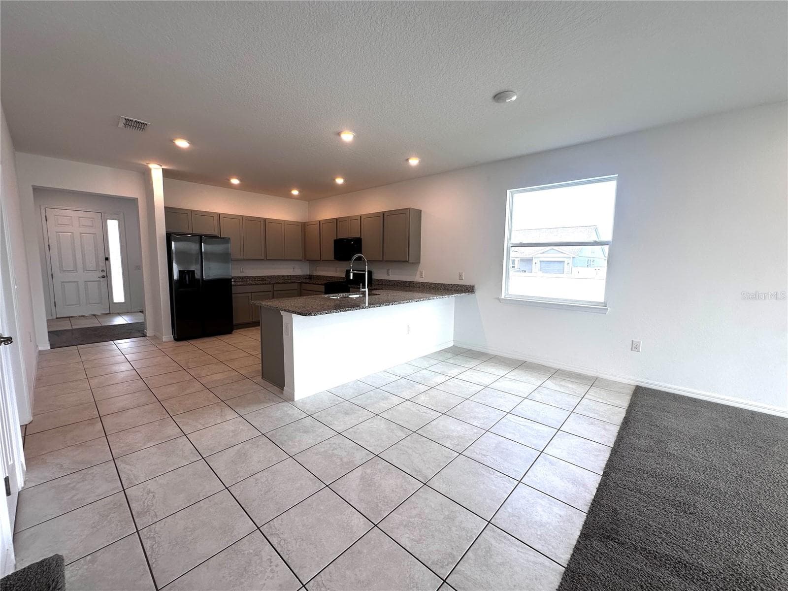 Great room kitchen with breakfast bar /family room - 7580 SW 63RD LANE RD, OCALA