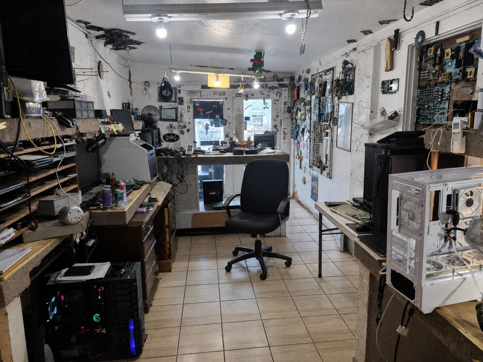 Work area looking toward front of shop. - 4007 FLAMINGO DR, NEW PORT RICHEY