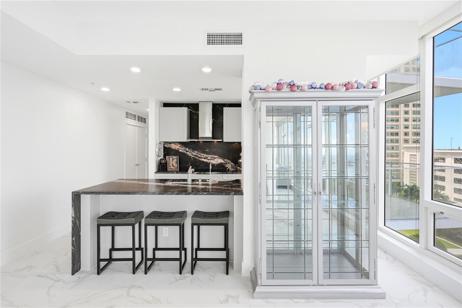 Condominium at 175 1ST ST S #1008, ST PETERSBURG, photo 9 of 37