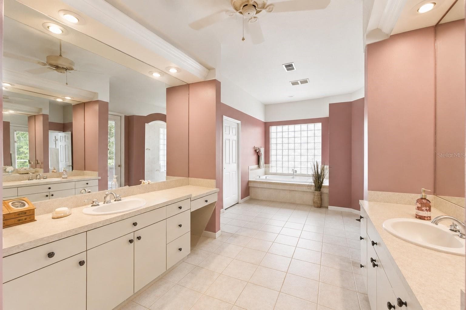 Primary bathroom - 11200 WOODLAND WATERS BLVD, WEEKI WACHEE