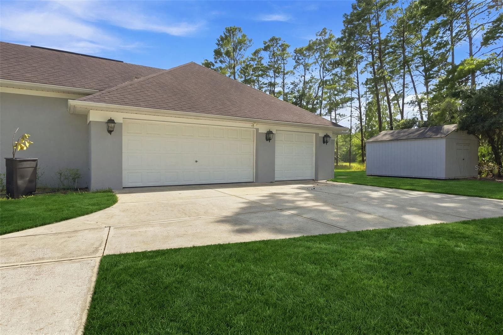 3 car garage - 11200 WOODLAND WATERS BLVD, WEEKI WACHEE
