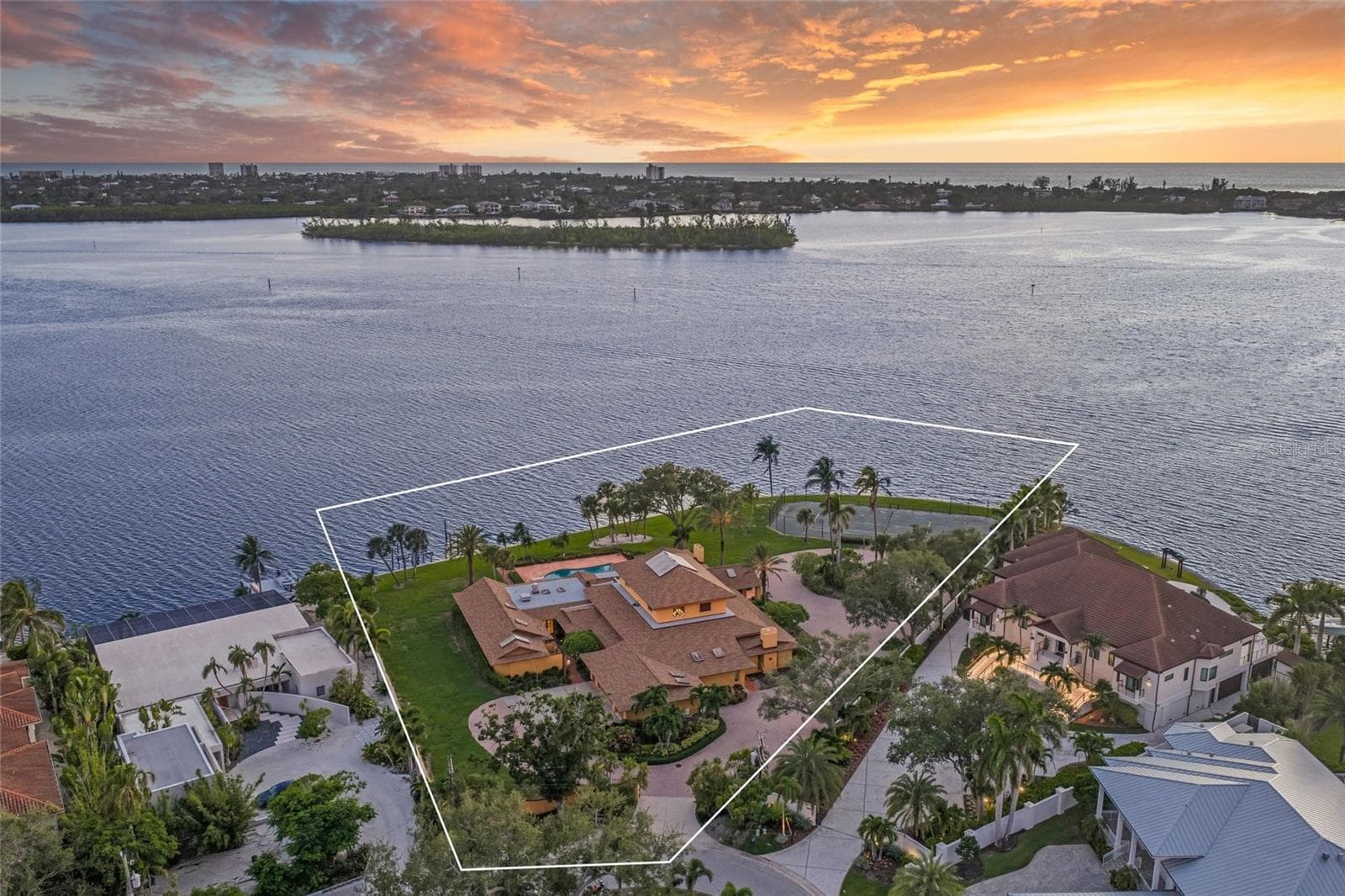 1136 N LAKE SHORE DR