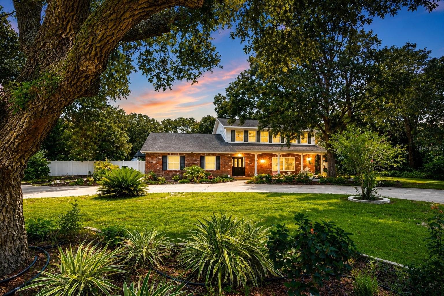 Refreshed landscaping, mature trees, and drip irrigation create a beautiful park-like setting - 901 WOODVIEW DR, BRANDON