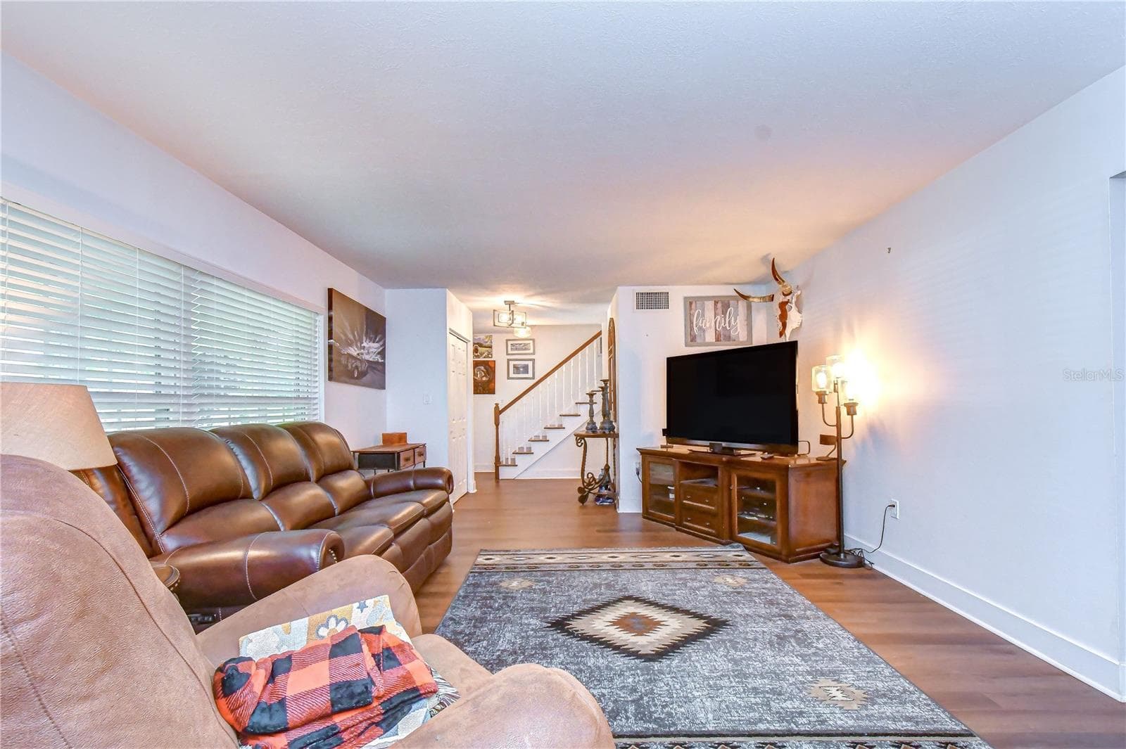 Spacious living area provides plenty of room for relaxing and entertaining - 901 WOODVIEW DR, BRANDON