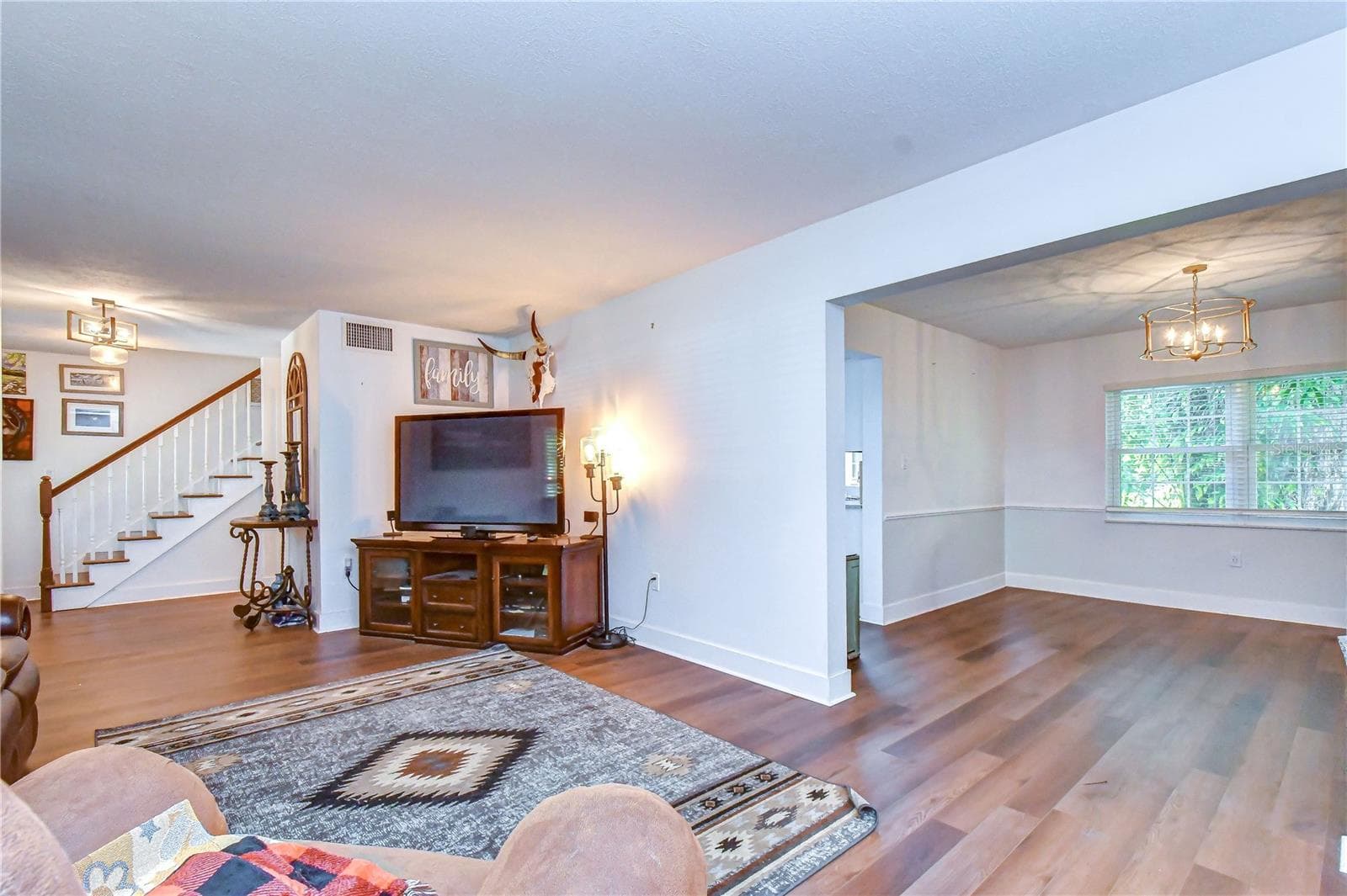 Living Room - 901 WOODVIEW DR, BRANDON