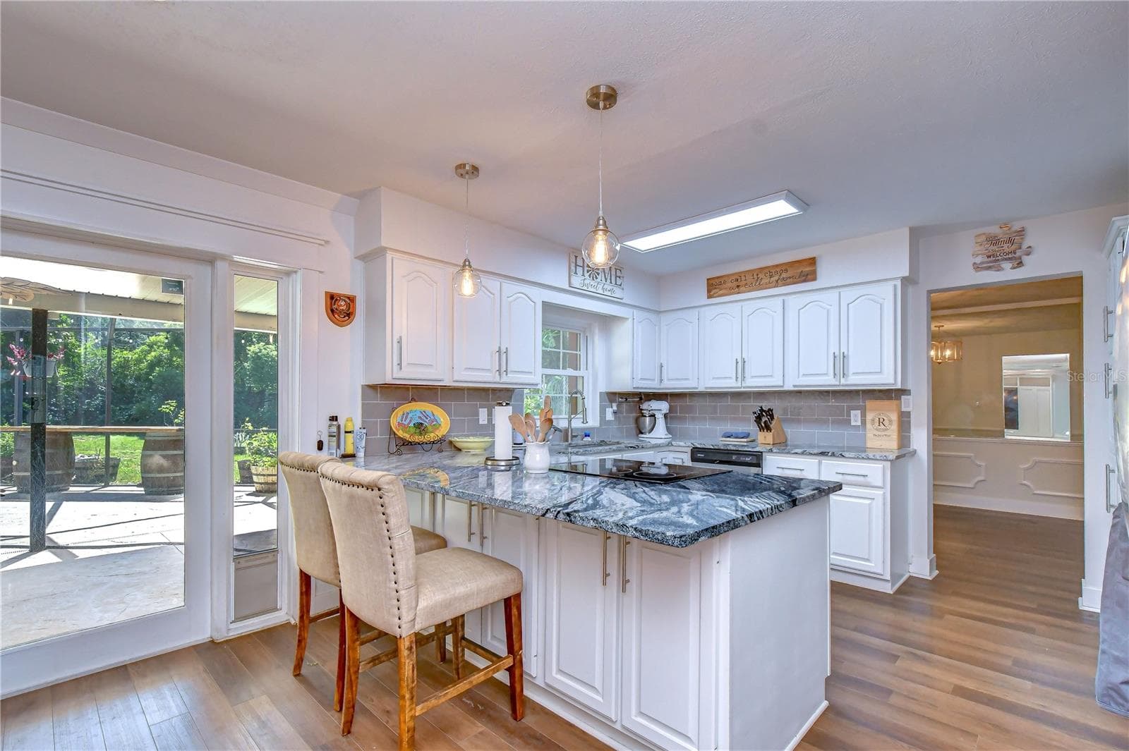 Bright and inviting kitchen designed for both everyday living and entertaining - 901 WOODVIEW DR, BRANDON