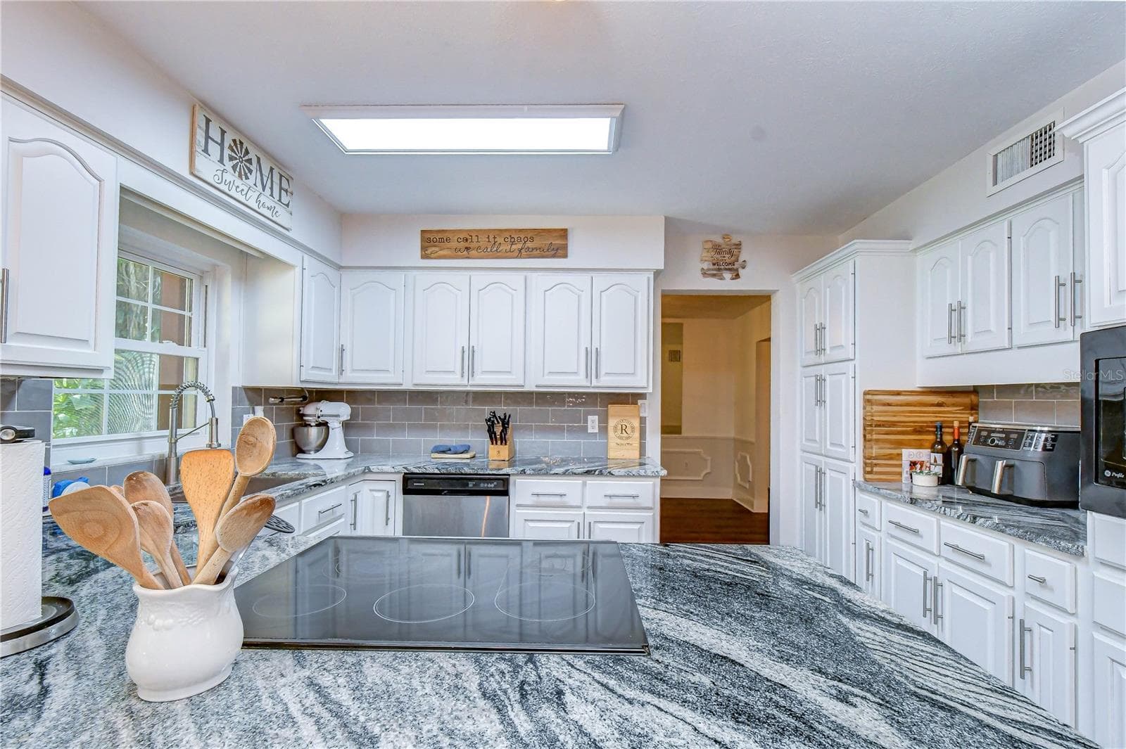 Durable granite surfaces provide generous preparation space - 901 WOODVIEW DR, BRANDON